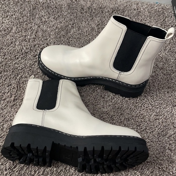 Marc Fisher Chelsea Boot in White Leather 8 1/2 color white and black - Picture 6 of 10